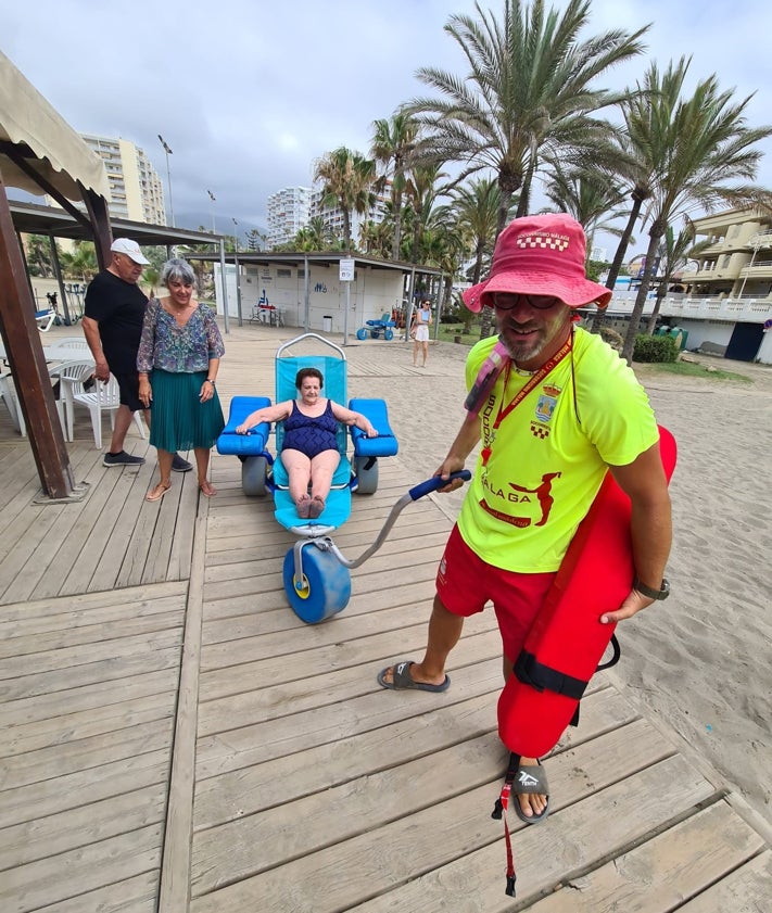 Imagen secundaria 2 - Beneficiarios del programa de playa de la Agrupación de Voluntarios de Benalmádena.