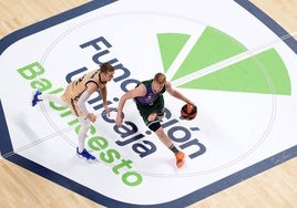 Hakanson persigue a Alberto Díaz durante un Unicaja-Murcia.