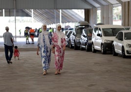 Pasajeros en la carpa de la Operación Paso del Estrecho en el puerto de Málaga.