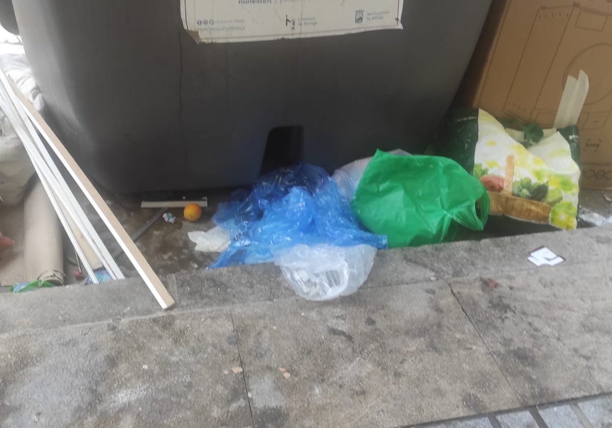 Basura en los aledaños de los contenedores.