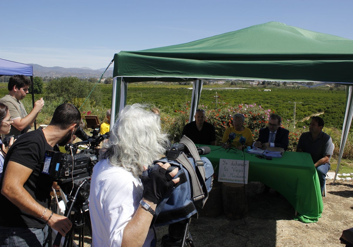 Portavoces de la plataforma en contra de la depuradora en la Vega Mestanza.