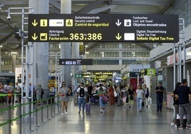 Pasajeros transitan por la T3 del aeropuerto de Málaga.