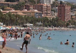 Vista de las playas de Málaga con turistas y bañistas disfrutando del mar.