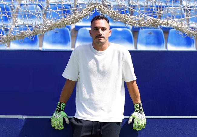 Alfonso Herrero posa en una de las vallas que rodean al terreno de juego de La Rosaleda.