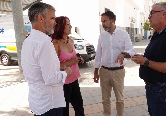 El secretario general de los socialistas malagueños, este miércoles en Algarrobo, con la portavoz del PSOE.