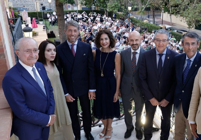 Escribano junto a las autoridades, antes del pregón.