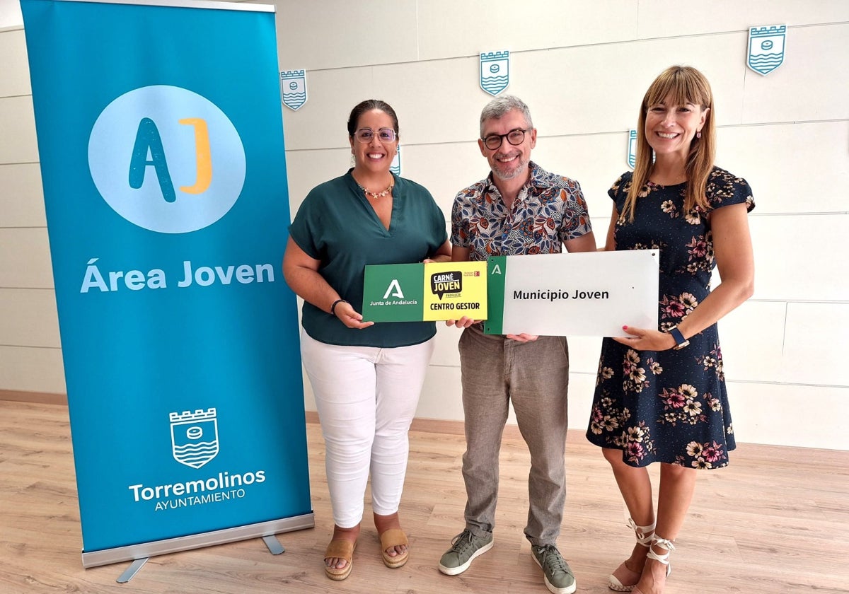 Acto de entrega de la placa al Ayuntamiento de Torremolinos.