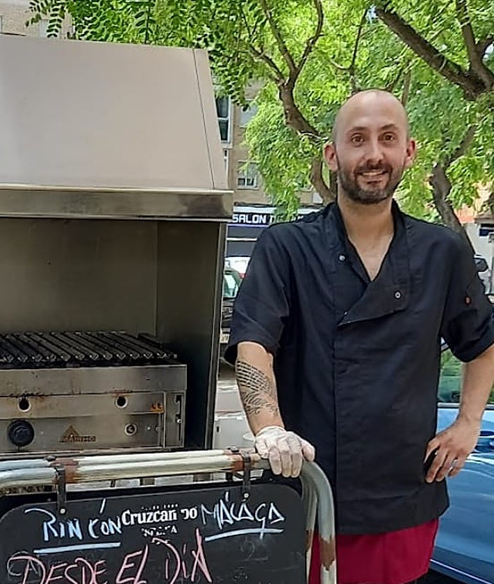 Imagen secundaria 2 - En la imagen superior, Ramón desayunando en su cafetería de todas las mañana. Abajo a la izquierda, una imagen junto a su hijo. A la derecha, una fotografía de él antes de sufrir la brutal agresión, cuando se dedicaba a la hostelería.