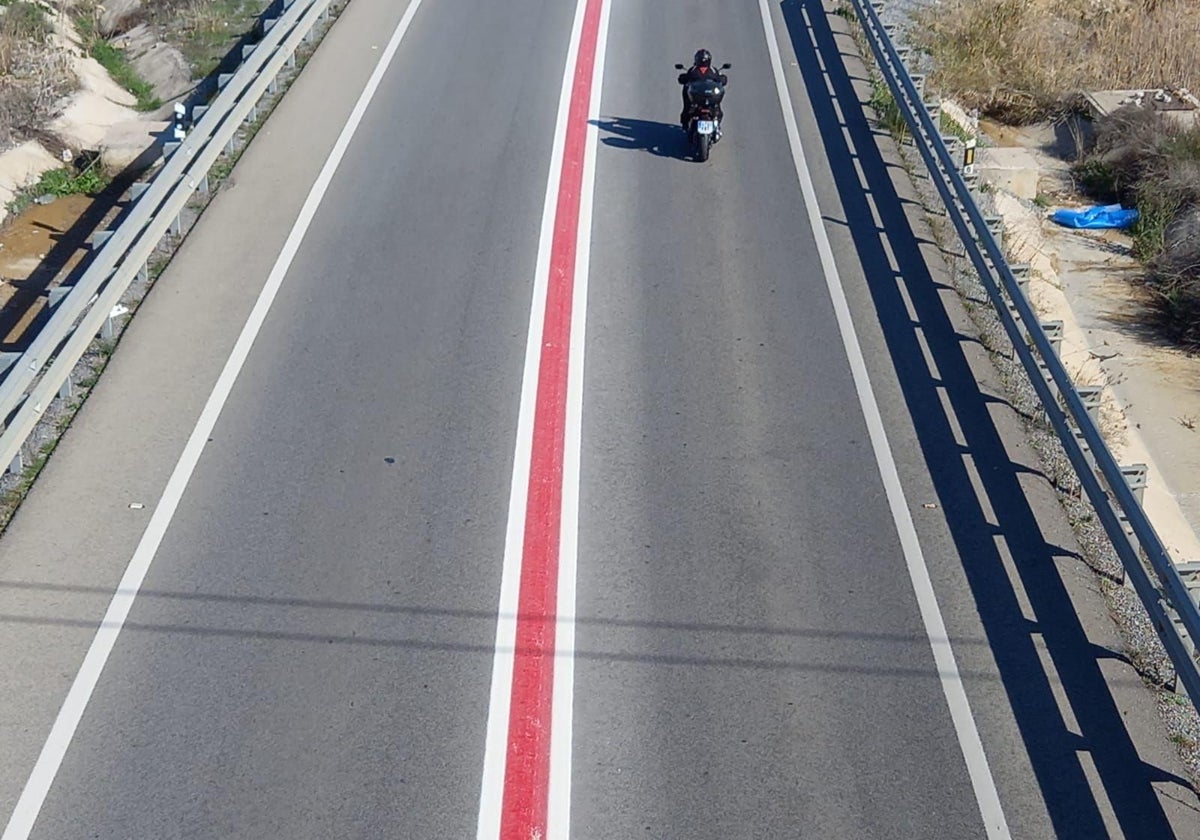 La gran línea roja de cuatro kilómetros de tramo en la A-355 de Coín.