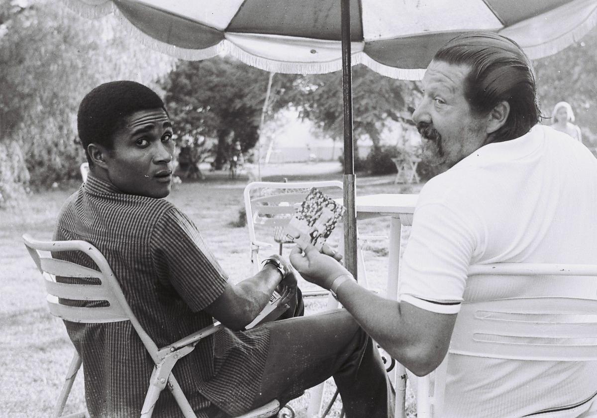 Eusebio y Fernando Sancho, foto en mano.