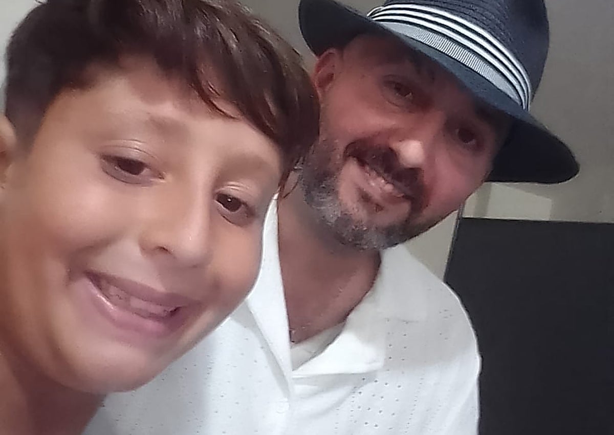 Imagen secundaria 1 - En la imagen superior, Ramón desayunando en su cafetería de todas las mañana. Abajo a la izquierda, una imagen junto a su hijo. A la derecha, una fotografía de él antes de sufrir la brutal agresión, cuando se dedicaba a la hostelería.