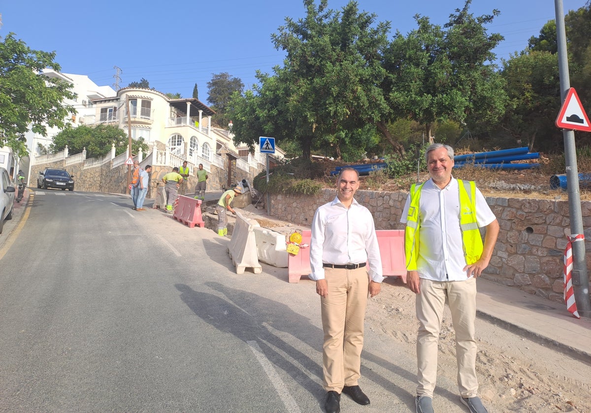 Visita del alcalde y el gerente de Emabesa a la zona donde se realizan los trabajos.