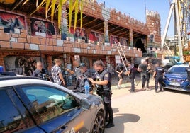 Agentes de la Policía Local identifican a los intrusos, en las instalaciones de Tivoli.