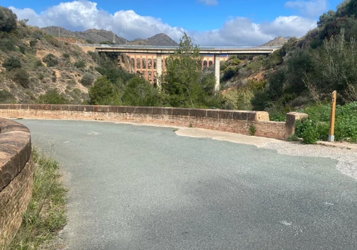 Imagen del antiguo puente de Maro, con la estaca en homenaje a 'La Desbandá' colocada en 2022.