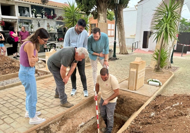 Los trabajos de localización en el Cementerio Municipal.