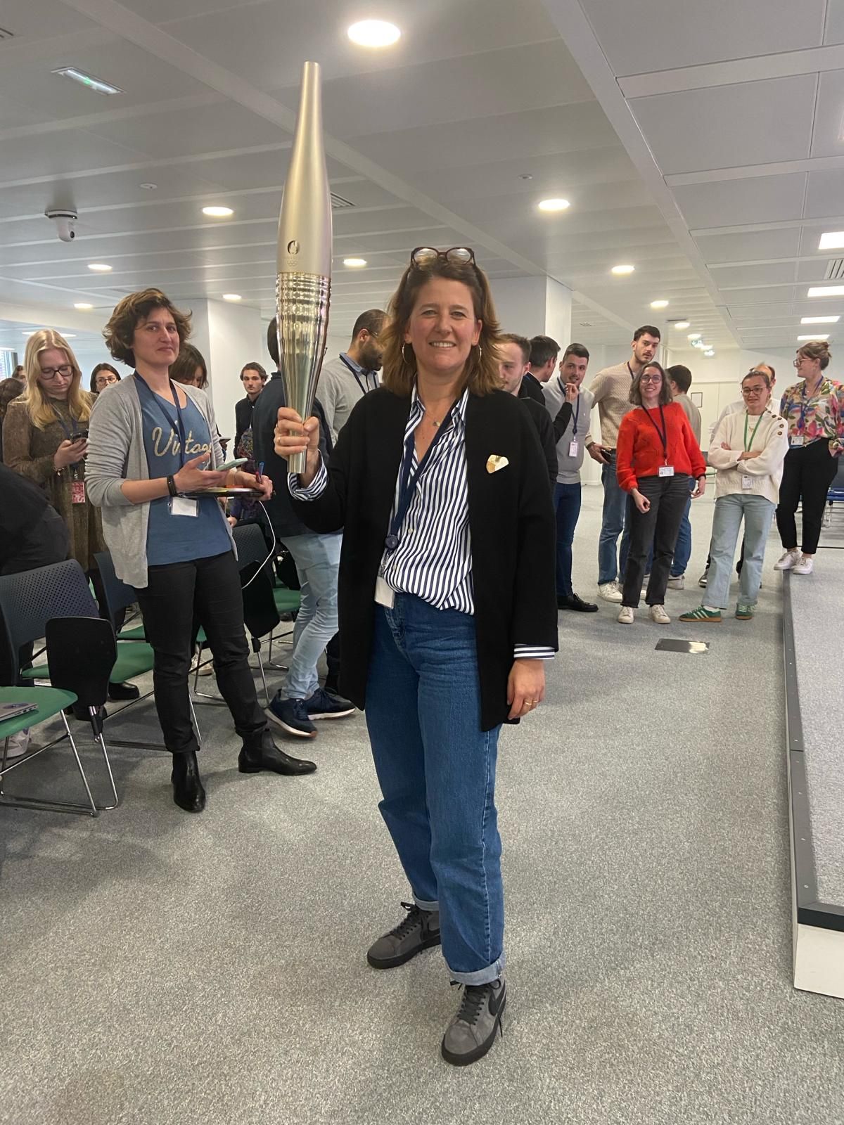 Mireia Carrillo, jefa del Gabinete Administrativo y Financiero de la Organización de los Juegos Olímpicos de París, posa con la antorcha