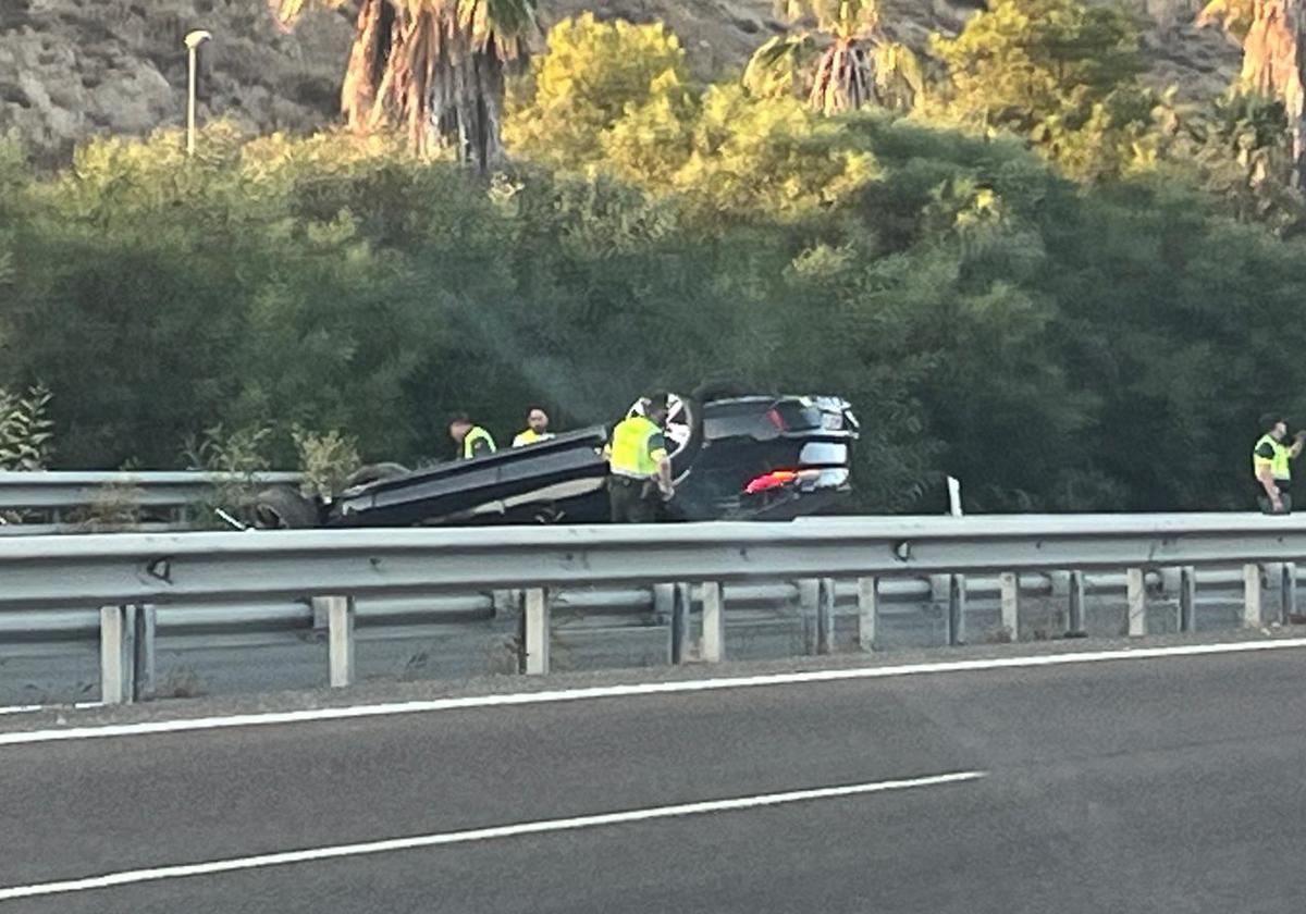 Imagen del coche volcado