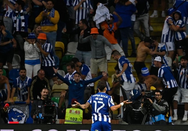 Iván Jaime se dirige a la grada con aficionados de su equipo para celebrar el gol.