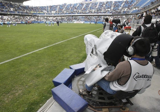 Un operador televisivo en un partido en La Rosaleda.