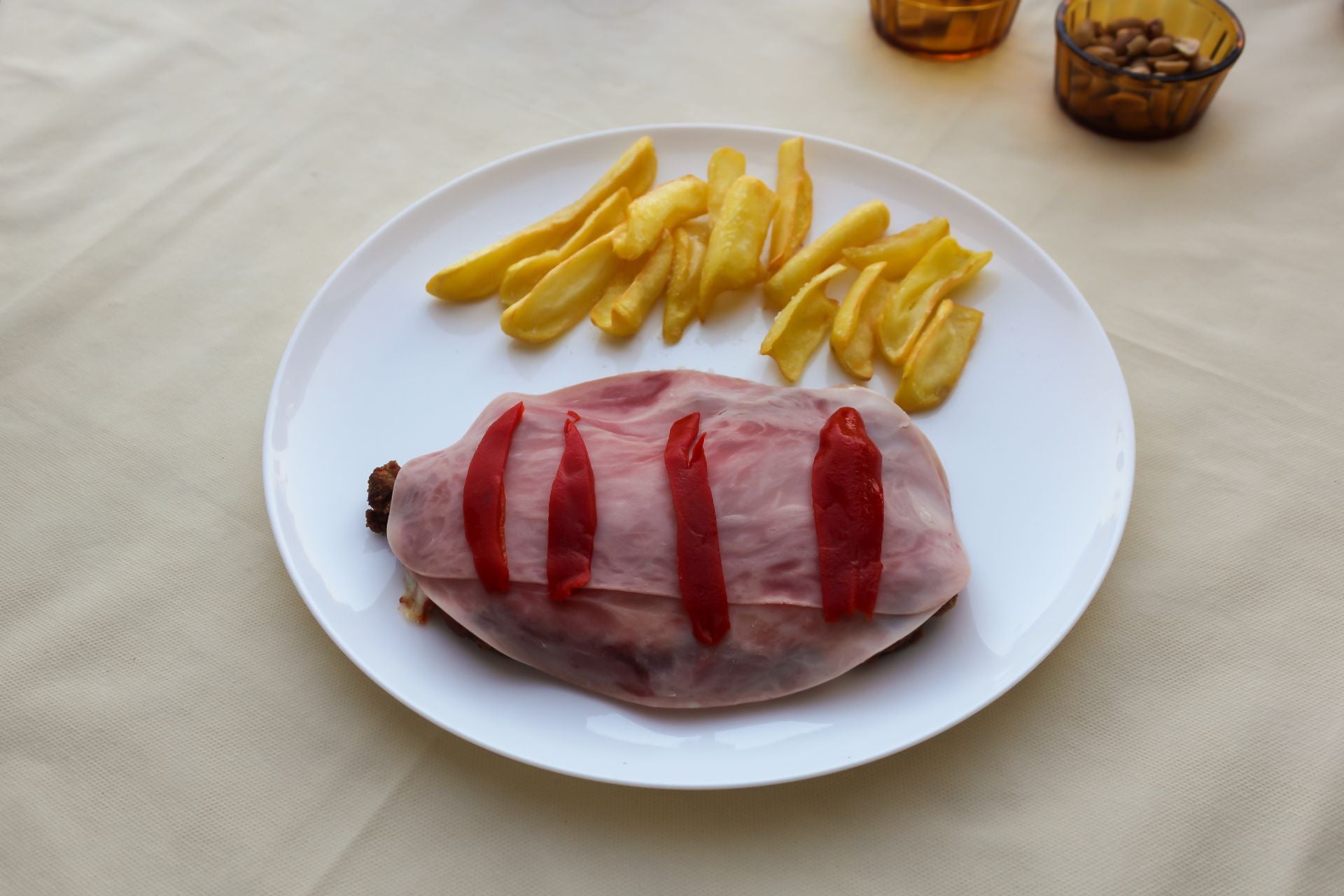 Milanesa napolitana, un clásico de este local fuengiroleño