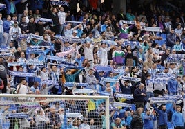 Aficionados del Málaga animan a su equipo en La Rosaleda.