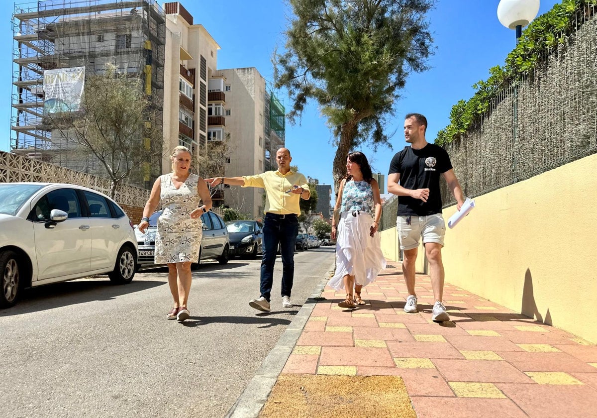 La alcaldesa y el concejal delante de un alcorque vacío.