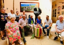 En el centro, Teresa Porras y Paco Pomares, con los respresentantes de los colectivos verdialeros.