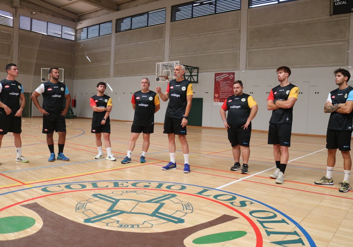 Quino Soler instruye a sus jugadores en el primer entrenamiento del curso, en Los Olivos.