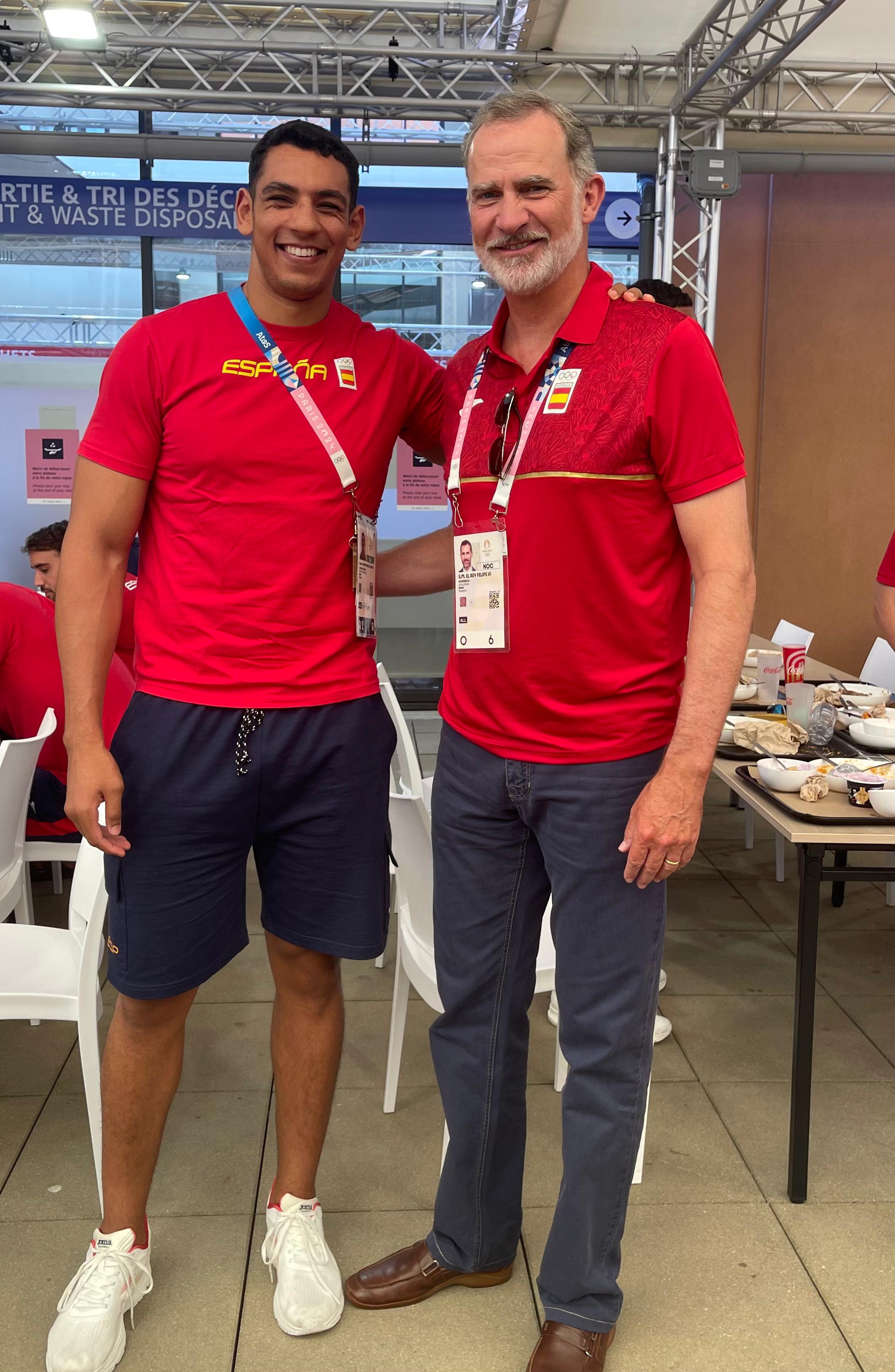 Ayoub, en el comedor de la Villa Olímpica con el Rey Felipe VI, que acudió a saludar a los boxeadores españoles y dar ánimos al malagueño.