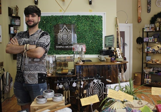 Javier Pino, en Templo Arcano, en la avenida Juan Carlos I de Alhaurín de la Torre.