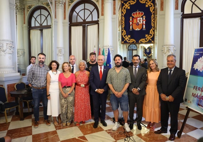 El alcalde, concejales y patrocinadores con El Kanka, en el salón de los Espejos del Ayuntamiento.