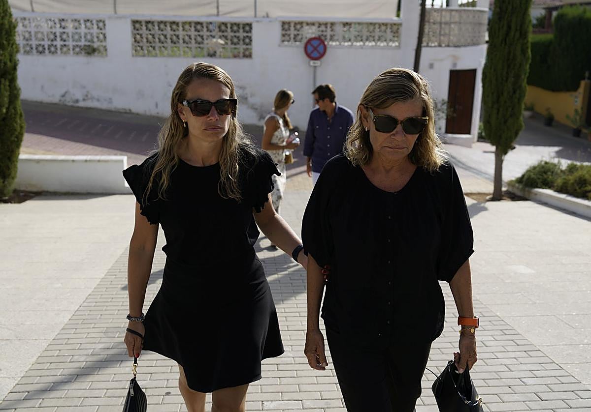 La viuda Cari Lapique, junto su hija Carla Goyanes.