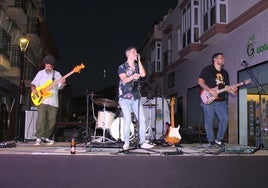 La banda Cover's Band, en pleno directo.