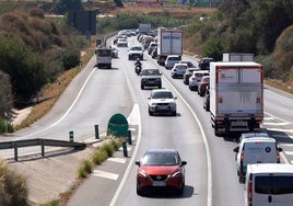 Imagen de la A-356 o Carretera del Arco a su paso por Vélez-Málaga, donde se producen atascos a diario.