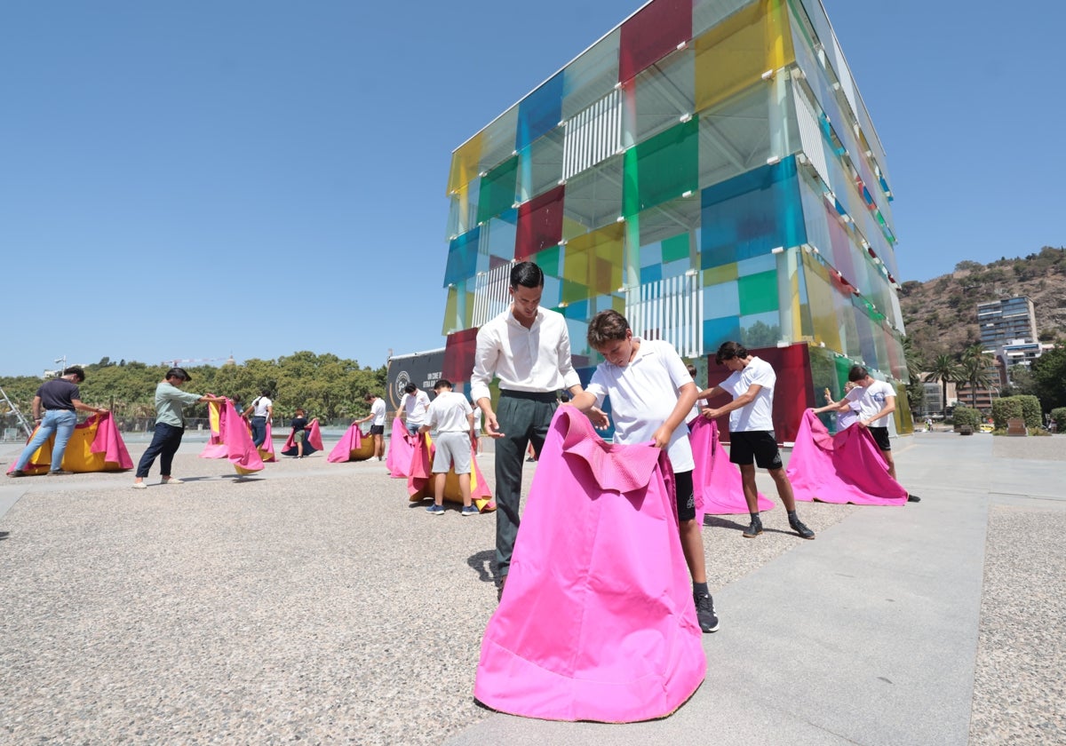 Galván, en un momento de la clase de toreo de salón junto al Pompidou.