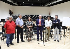 El alcalde, Francisco de la Torre, visita las nueva sala de ensayos de la OFM, junto a otros concejales y el arquitecto de la obra, Agustín Benedicto.