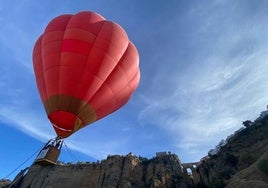 La travesía aérea por Ronda incluye en su recorrido el impresionante Puente Nuevo.
