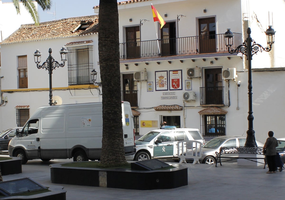 Una furgoneta del Ayuntamiento de Alhaurín de la Torre, a las puertas del cuartel de la Guardia Civil, en pleno centro alhaurino.