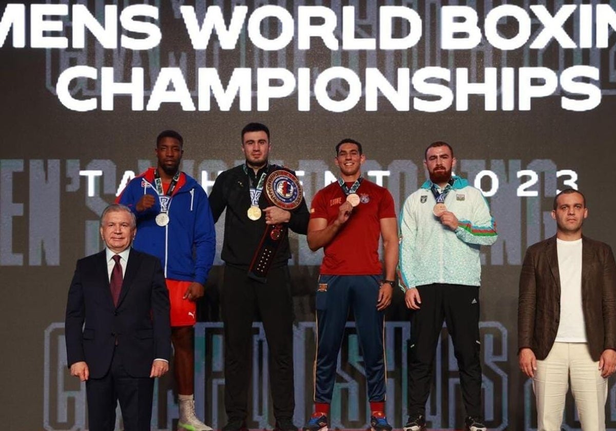 Jalolov (de negro) y Ayoub (de rojo), en el podio del Mundial.