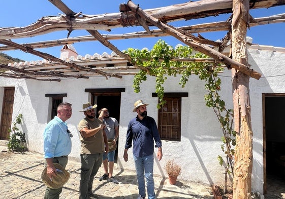 El presidente de la Mancomunidad Oriental y el alcalde alborgeño, en las instalaciones.