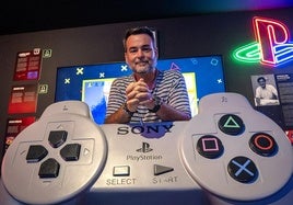 Javier Ramos posa para SUR en OXO Museo del Videojuego