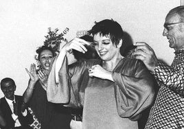 Liza Minnelli improvisa un baile en Puerto Banús.