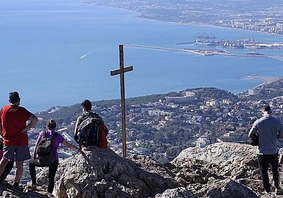 Efectivos de la Policía Local de Málaga han logrado identificar al presunto autor de unas pintadas realizadas en la cima del Monte de San Antón.