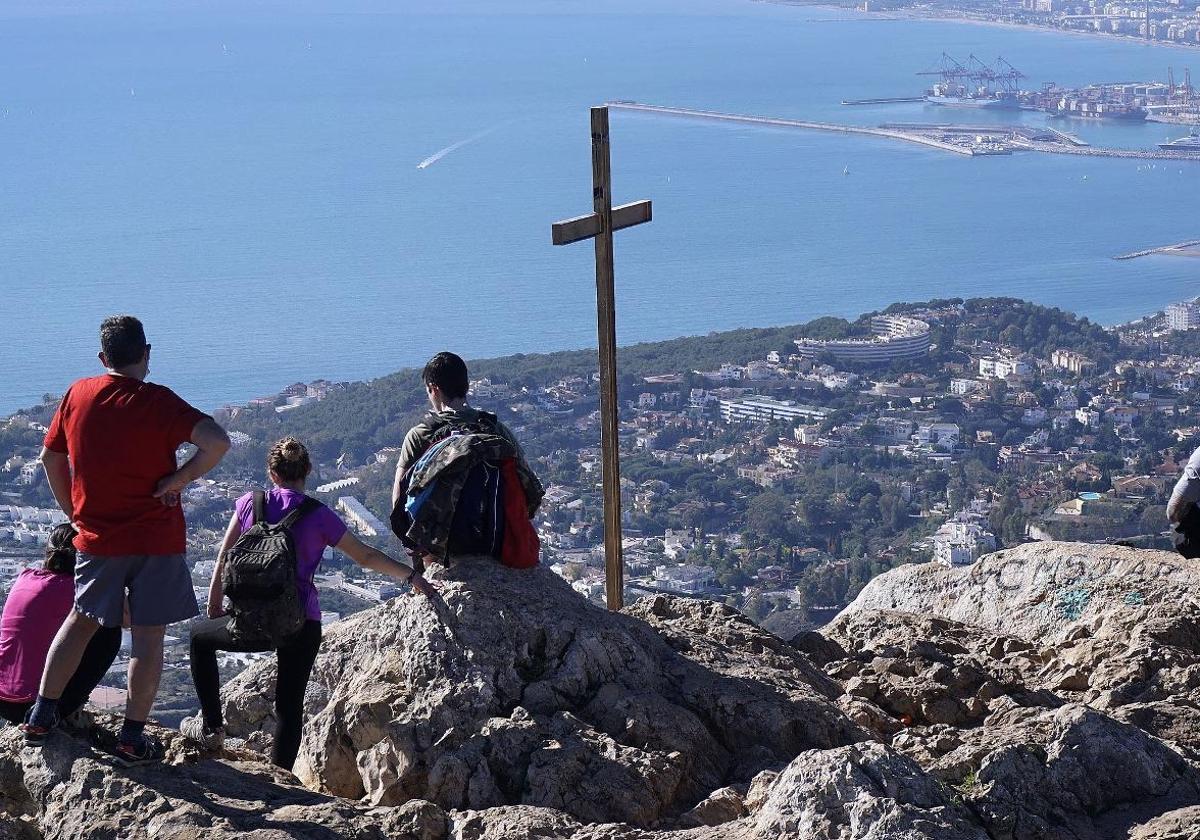 Efectivos de la Policía Local de Málaga han logrado identificar al presunto autor de unas pintadas realizadas en la cima del Monte de San Antón.