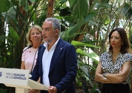 Ángeles Muñoz, Elías Bendodo y Patricia Navarro, hoy al mediodía, en Marbella.