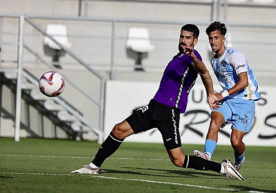 El disparo que originó el gol de Larrubia, en el minuto 7 de partido.