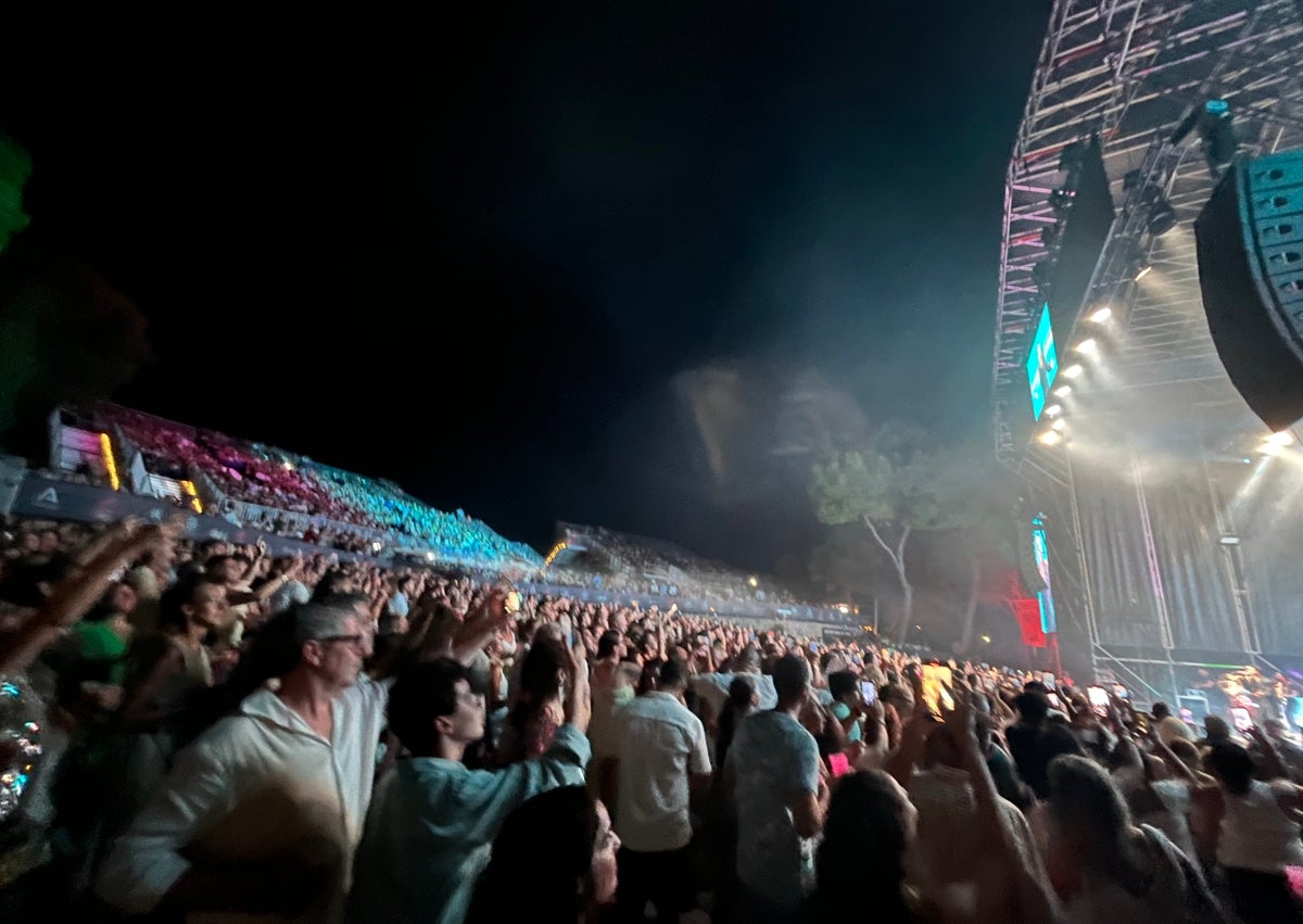 Imagen secundaria 1 - Tres imágenes del concierto de Luis Fonsi, anoche en los jardines de la Cueva de Nerja.