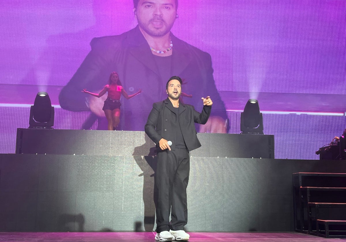 El cantante puertorriqueño de 46 años Luis Fonsi, anoche el escenario de la Cueva de Nerja.