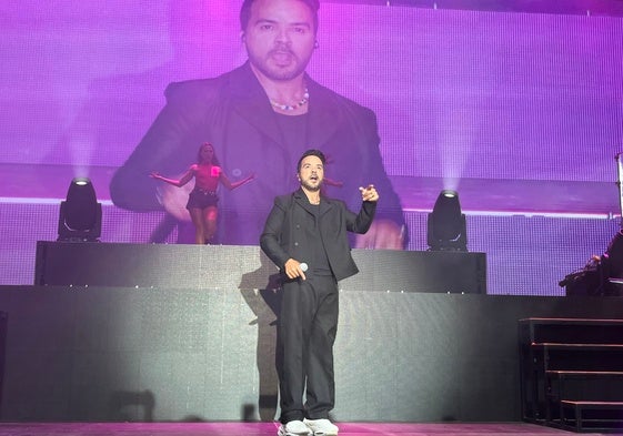 El cantante puertorriqueño de 46 años Luis Fonsi, anoche el escenario de la Cueva de Nerja.