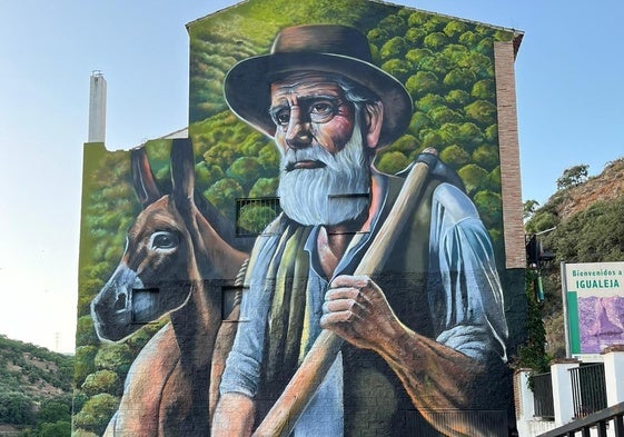 Uno de los murales presenta a un hombre regresando del campo, cargado de sacos de castañas con su mulo.